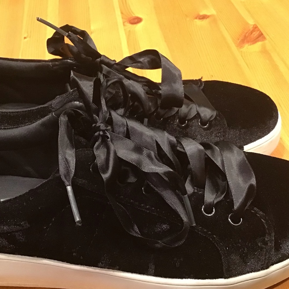 BLACK VELVET SNEAKERS WITH RIBBON LACES WOMEN’S SZ 9-1/2 GOTH BRASH - Picture 8 of 9